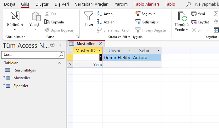 Ok işaretli bağlantılı tablolar ve yerel tablo Frontend gezinti bölmesinde ok işaretli bağlantılı Musteriler ve Siparisler tabloları ile yerel sürüm bilgisi tablosu