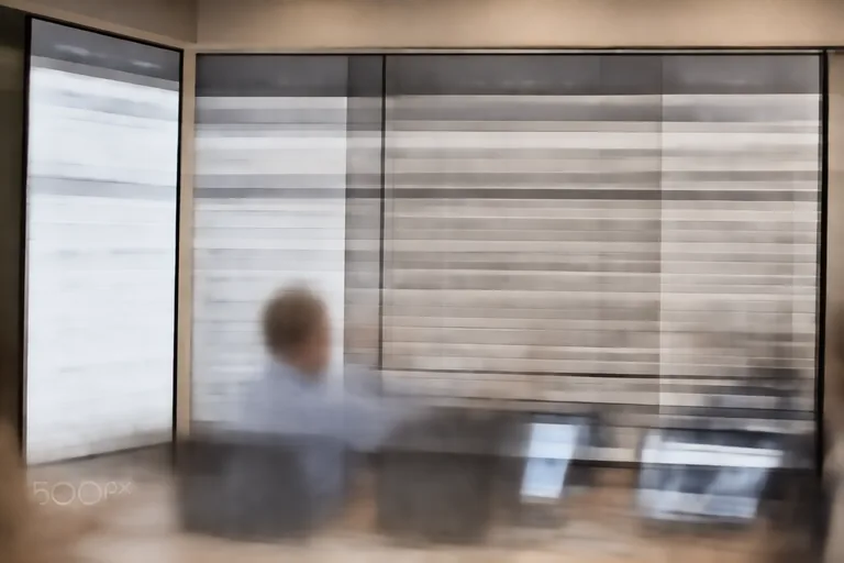 Data governance review for shared standardization Veri ekibinin standart sözlük ve referans tablo kurallarını gözden geçirdiği toplantı masası ortamı